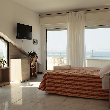 Hotel Bellevue Cattolica Esterno foto