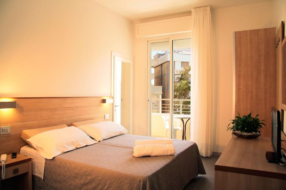 Hotel Bellevue Cattolica Esterno foto