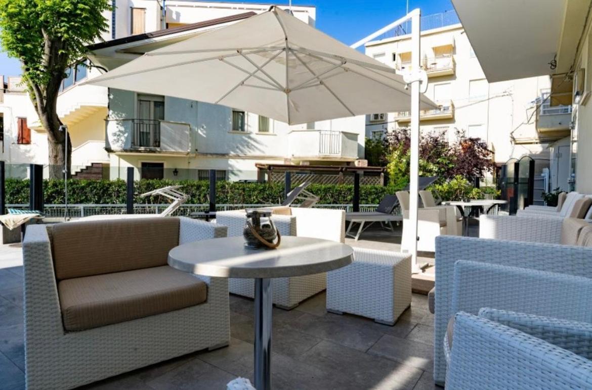 Hotel Bellevue Cattolica Esterno foto