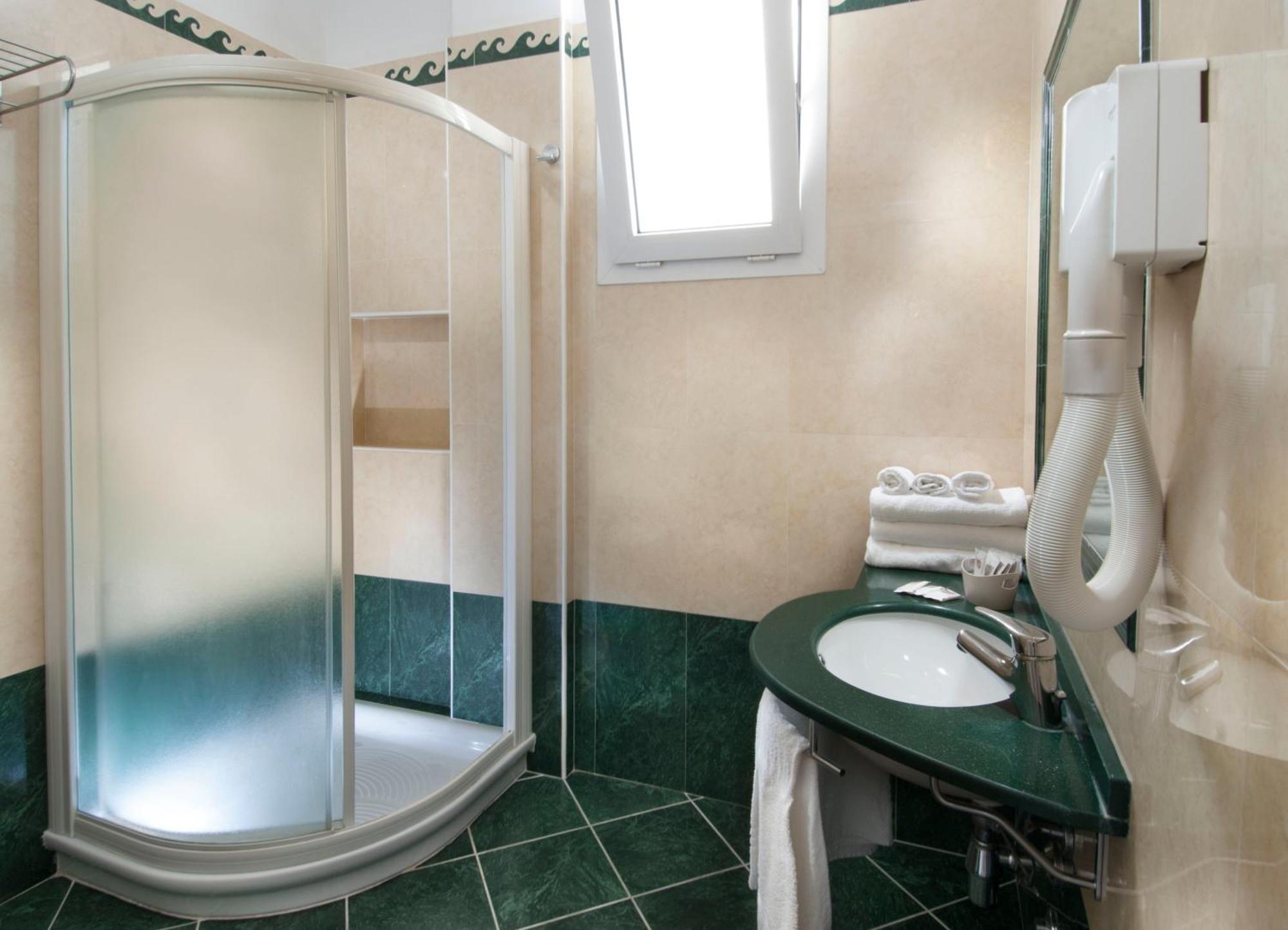 Hotel Bellevue Cattolica Esterno foto