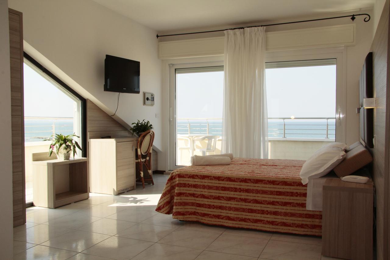 Hotel Bellevue Cattolica Esterno foto