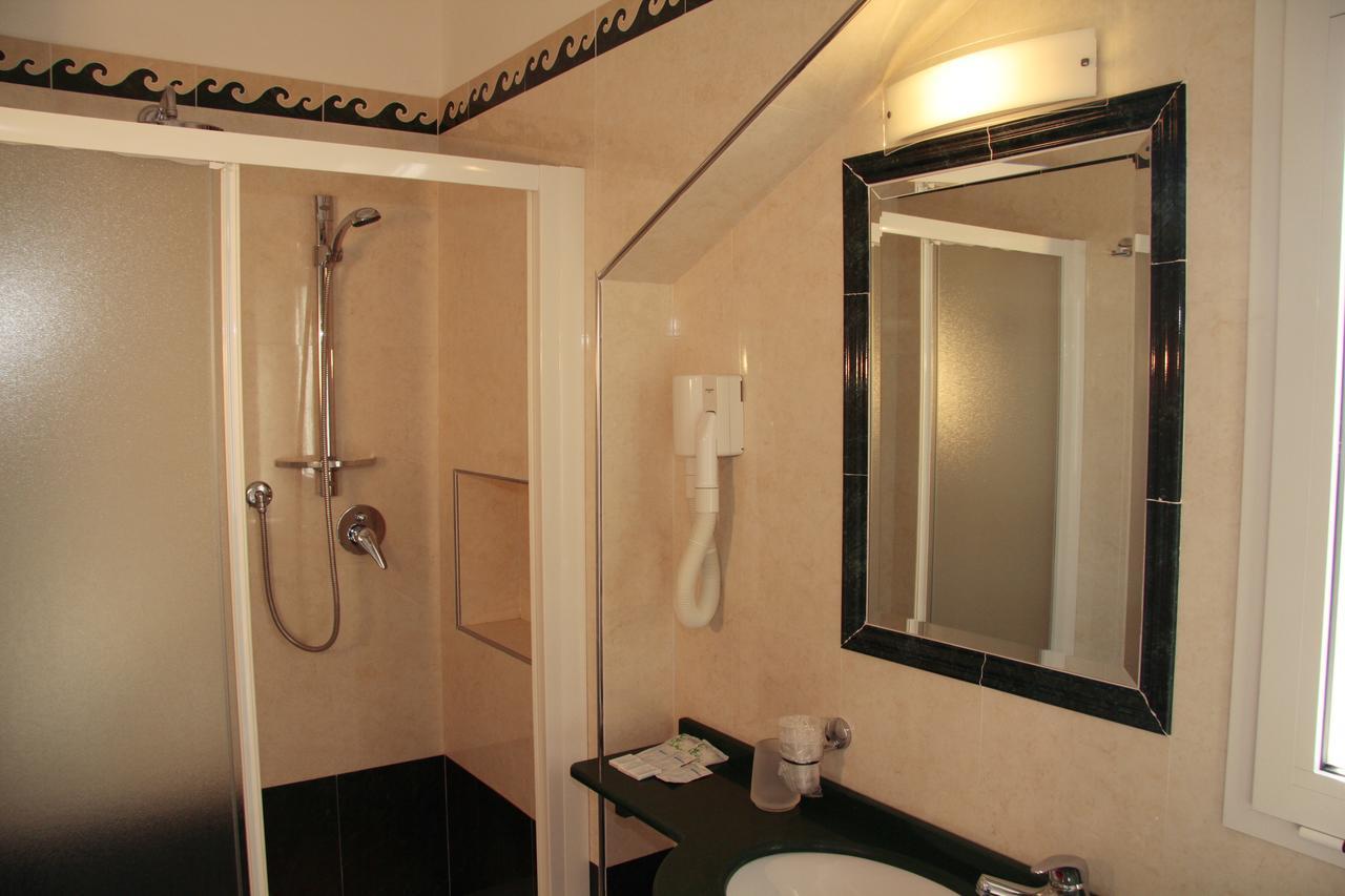 Hotel Bellevue Cattolica Esterno foto